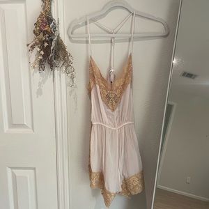 SHORT LACE JUMPSUIT PASTEL PINK